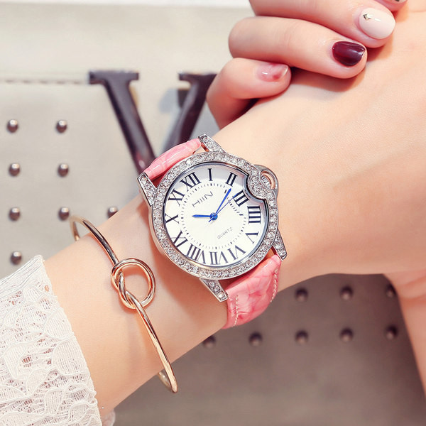 Nahast rihma ja dekoratiivkividega uus mudel naiste käekell