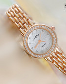 Μοντέρνο γυναικείο ρολόι με πέτρες και μεταλλικό λουράκι