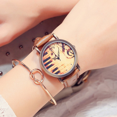 Ρετρό κομψό γυναικείο ρολόι με δερμάτινο λουράκι