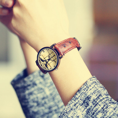 Ρετρό κομψό γυναικείο ρολόι με δερμάτινο λουράκι