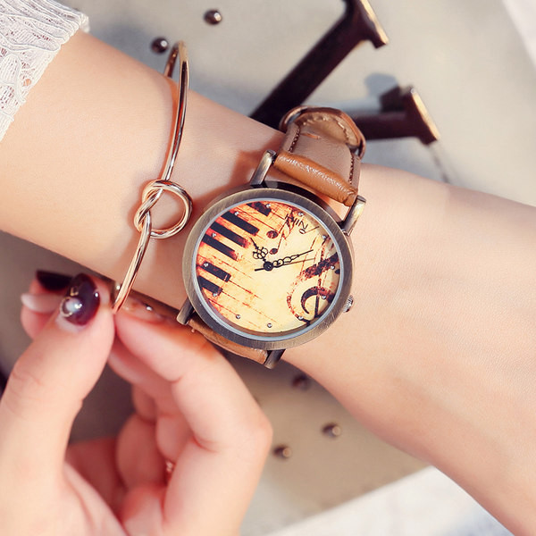 Ρετρό κομψό γυναικείο ρολόι με δερμάτινο λουράκι