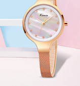 Ένα κομψό ρολόι με στρογγυλό σχήμα