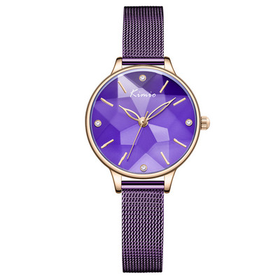 Ένα κομψό ρολόι με στρογγυλό σχήμα