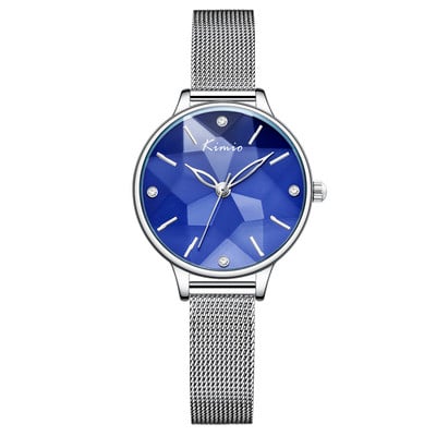 Ένα κομψό ρολόι με στρογγυλό σχήμα