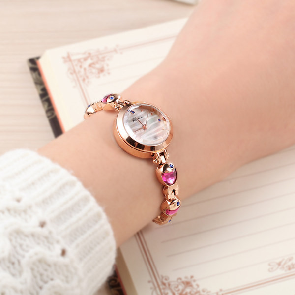 Moodne naiste käekell kivide kaunistusega