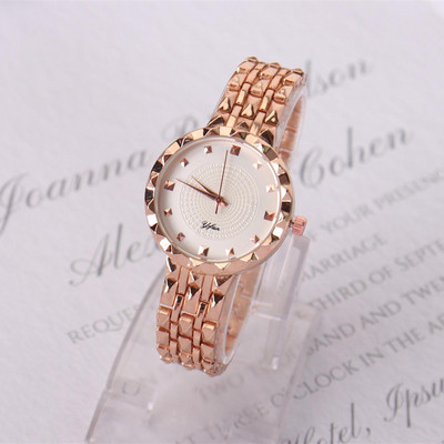 Κομψό ρολόι χαλαζία με μεταλλικά στοιχεία