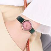 Ženski čisti sat - okruglog oblika sa kožnim remenom