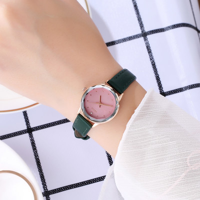 Ženski čisti sat - okruglog oblika sa kožnim remenom