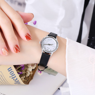 Ženski čisti sat - okruglog oblika sa kožnim remenom