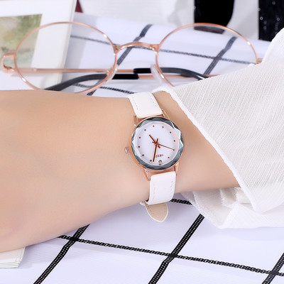 Ženski čisti sat - okruglog oblika sa kožnim remenom