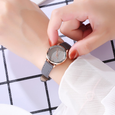 Ženski čisti sat - okruglog oblika sa kožnim remenom