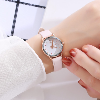 Ženski čisti sat - okruglog oblika sa kožnim remenom