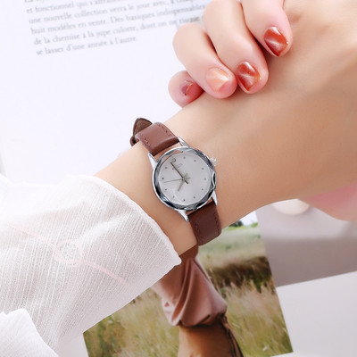 Ženski čisti sat - okruglog oblika sa kožnim remenom