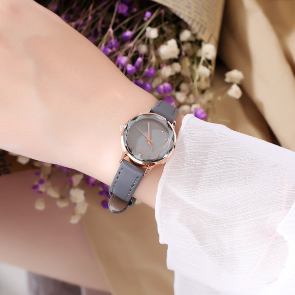 Ženski čisti sat - okruglog oblika sa kožnim remenom