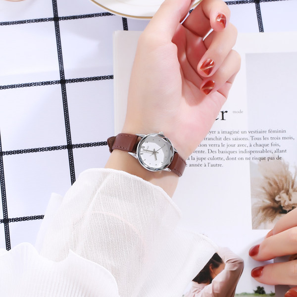 Ženski čisti sat - okruglog oblika sa kožnim remenom