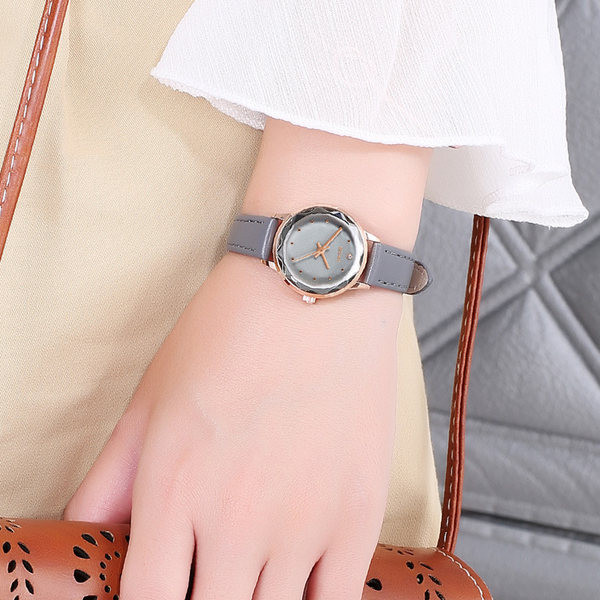 Ženski čisti sat - okruglog oblika sa kožnim remenom