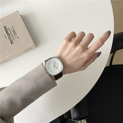 Ženski četvrtasti sat sa remenom od eko kože