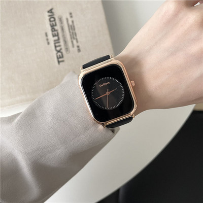 Ženski četvrtasti sat sa remenom od eko kože