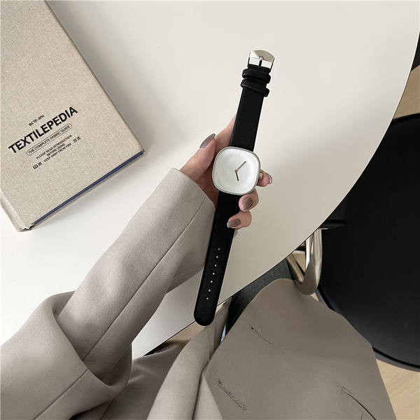 Ženski četvrtasti sat sa remenom od eko kože