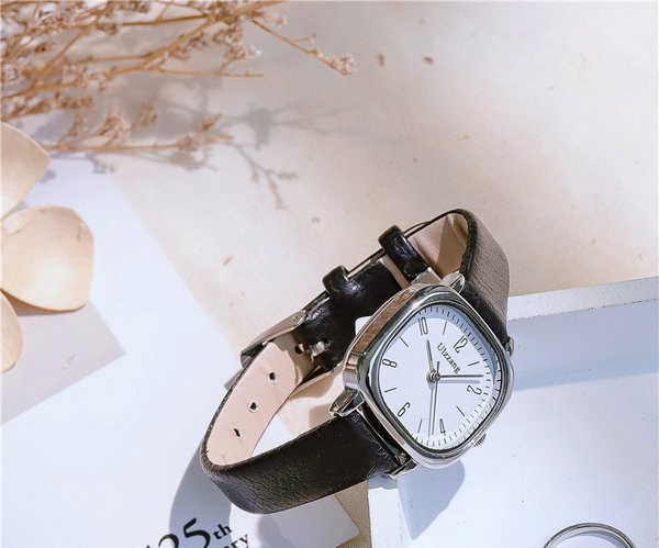 Nahast rihmaga naiste käekell - mitut värvi