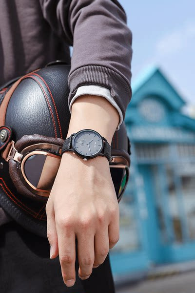 Μοντέρνο γυναικείο ρολόι με λουράκι από οικολογικό δέρμα