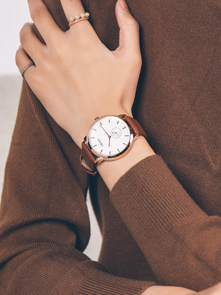 Μοντέρνο γυναικείο ρολόι με λουράκι από οικολογικό δέρμα
