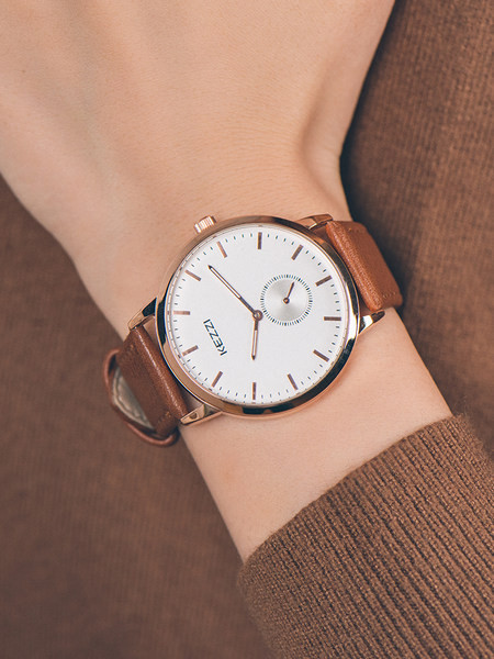 Μοντέρνο γυναικείο ρολόι με λουράκι από οικολογικό δέρμα
