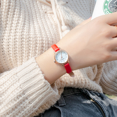 Elegantan ženski sat s remenom od eko kože