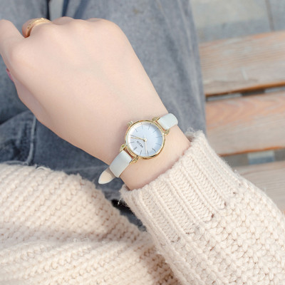 Elegantan ženski sat s remenom od eko kože