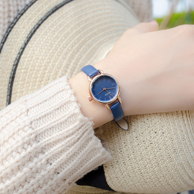 Elegantan ženski sat s remenom od eko kože