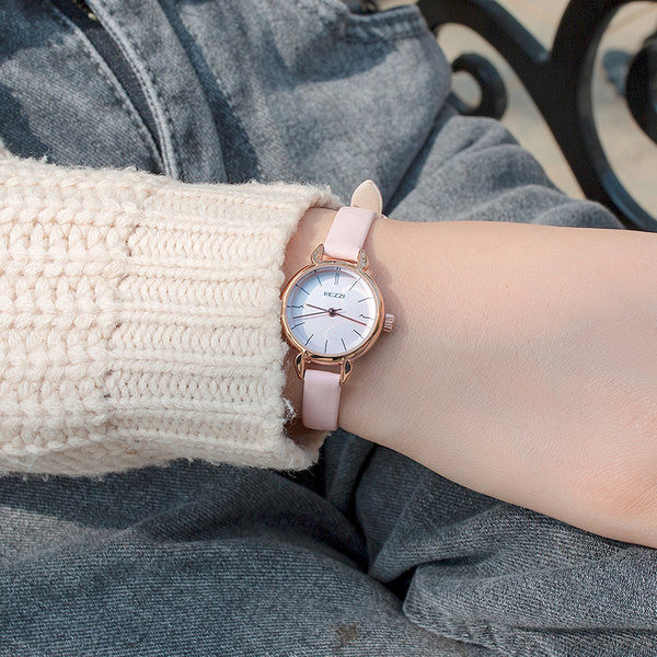 Elegantan ženski sat s remenom od eko kože