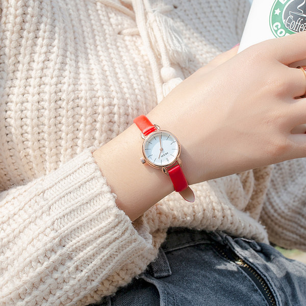 Elegantan ženski sat s remenom od eko kože