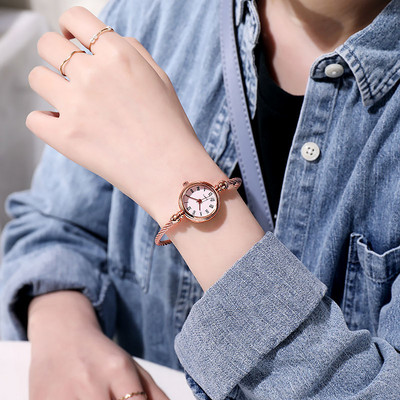 Moteriškas laikrodis – apyrankės tipo