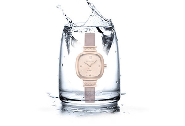 Kuldsete elementidega veekindel naiste käekell