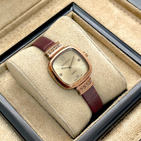 Kuldsete elementidega veekindel naiste käekell