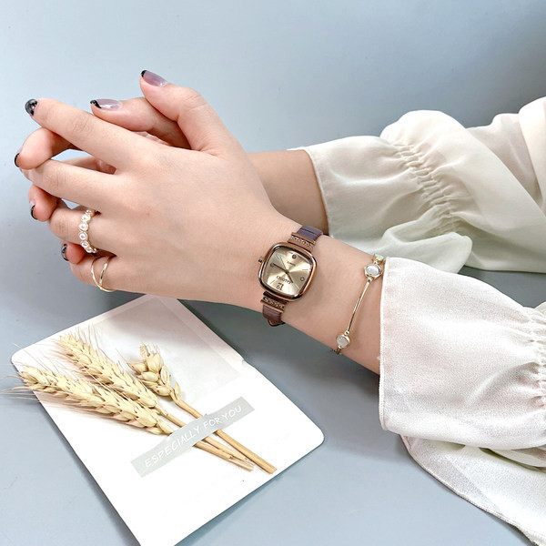 Kuldsete elementidega veekindel naiste käekell