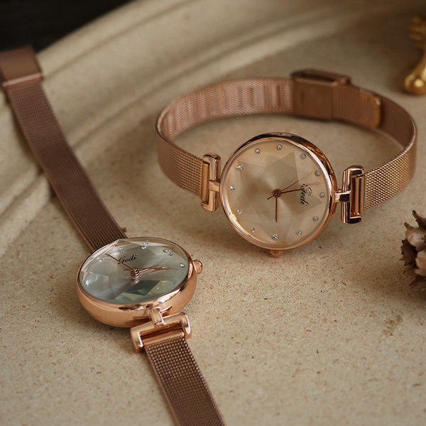 Ženski elegantni sat s kamenčićima