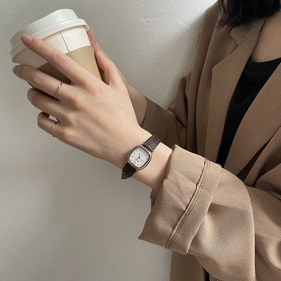 Γυναικείο ρολόι καθαρό σε σκούρο χρώμα