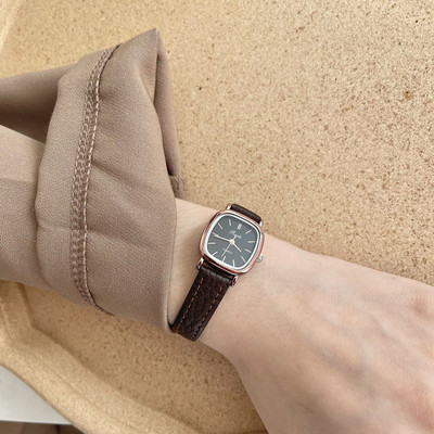 Γυναικείο ρολόι καθαρό σε σκούρο χρώμα