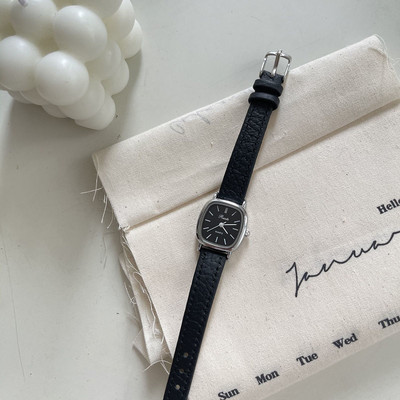 Γυναικείο ρολόι καθαρό σε σκούρο χρώμα