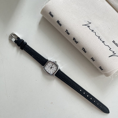 Γυναικείο ρολόι καθαρό σε σκούρο χρώμα