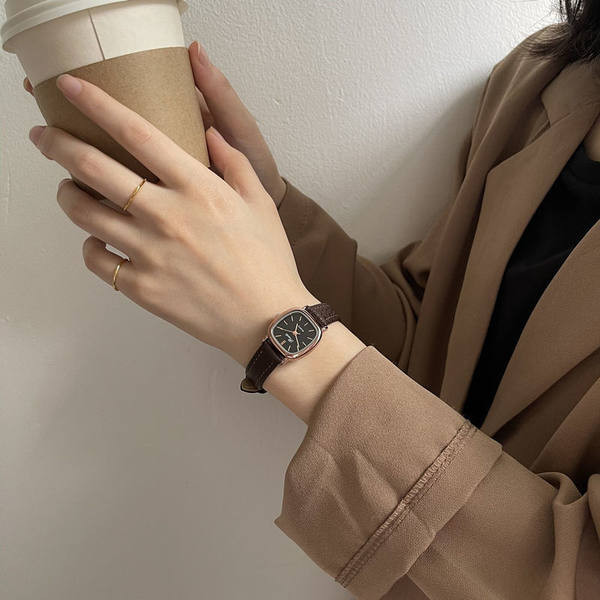 Γυναικείο ρολόι καθαρό σε σκούρο χρώμα