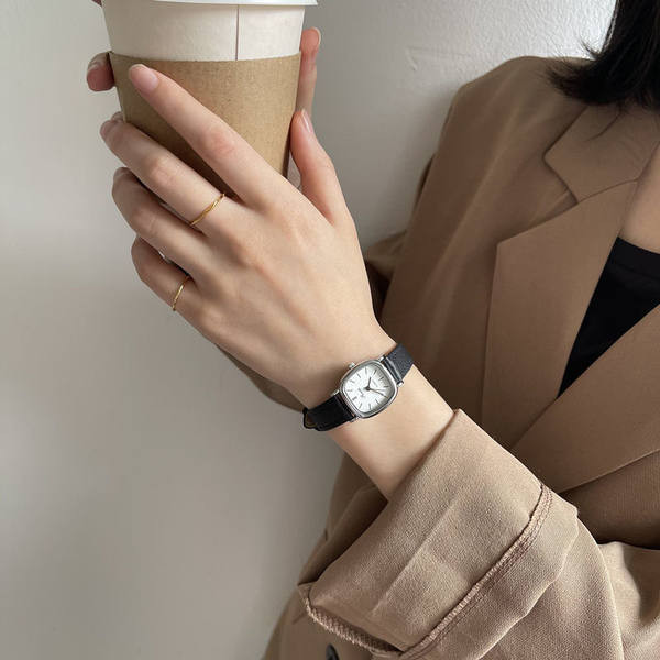 Γυναικείο ρολόι καθαρό σε σκούρο χρώμα