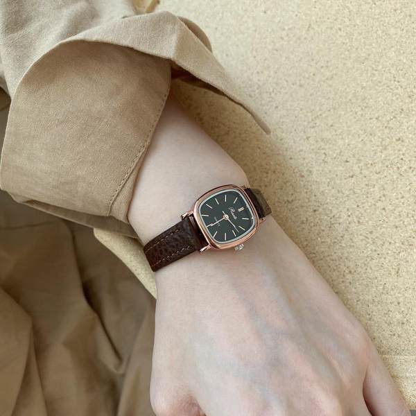 Γυναικείο ρολόι καθαρό σε σκούρο χρώμα