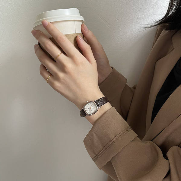 Γυναικείο ρολόι καθαρό σε σκούρο χρώμα