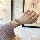 Moteriškas apvalios formos laikrodis