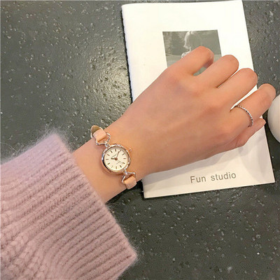 Moteriškas apvalios formos laikrodis