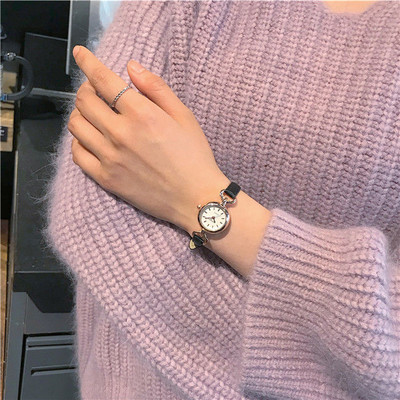 Moteriškas apvalios formos laikrodis