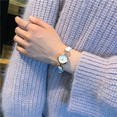 Moteriškas apvalios formos laikrodis