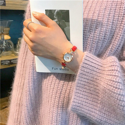 Moteriškas apvalios formos laikrodis